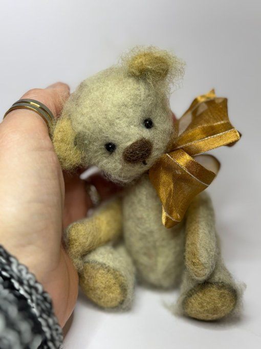 Basile ours en peluche miniature de collection 13cm
