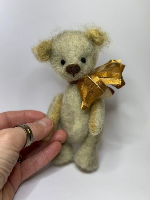 Basile ours en peluche miniature de collection 13cm